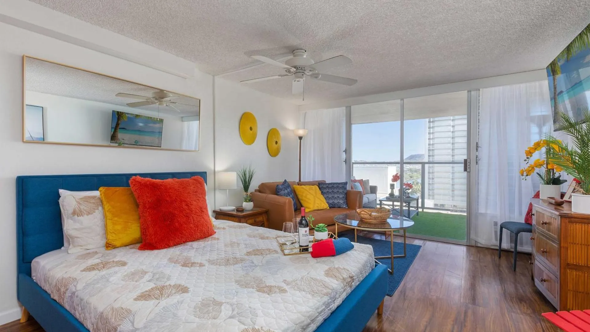 Vibrant Studio In The Heart Of Waikiki! location